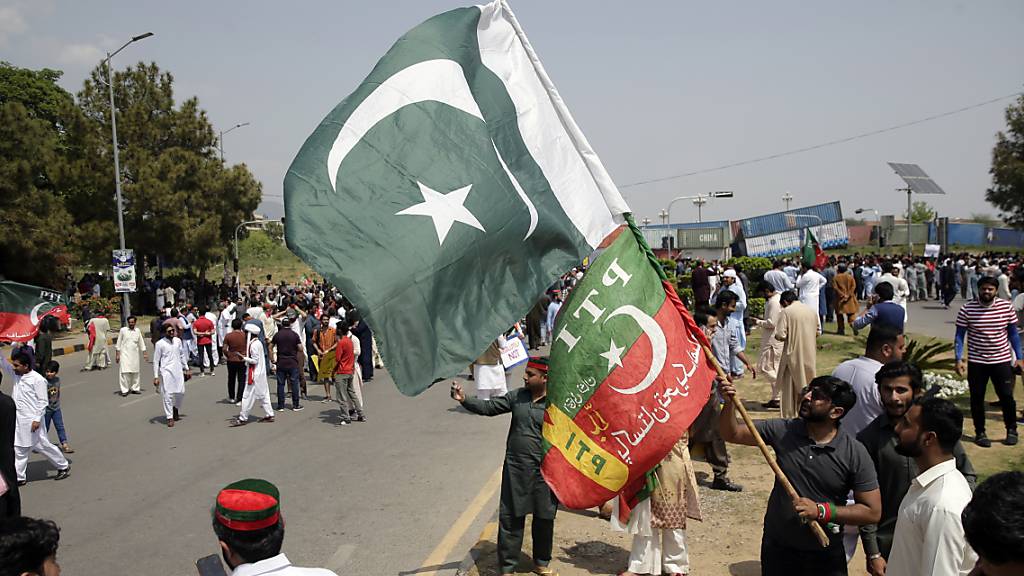 Anhänger der Regierungspartei Pakistan Tehreek-e-Insaf (PTI) während einer Demonstration. Foto: Rahmat Gul/AP/dpa