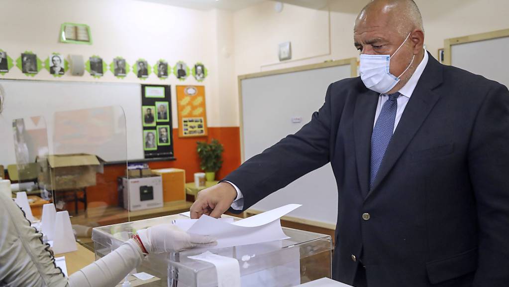 Dieses von der Partei GERB zur Verfügung gestellte Foto zeigt Boiko Borissow, Ministerpräsident von Bulgarien, der während der Parlamentswahl seine Stimme abgibt. 