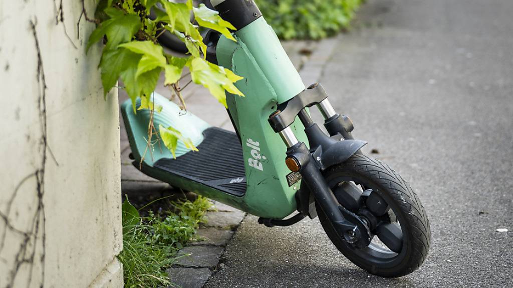 Manchmal stören E-Trottis - der Zürcher Gemeinderat hat sich aber gegen spezielle Abstellflächen für die Fahrzeuge ausgesprochen. (Symbolbild)