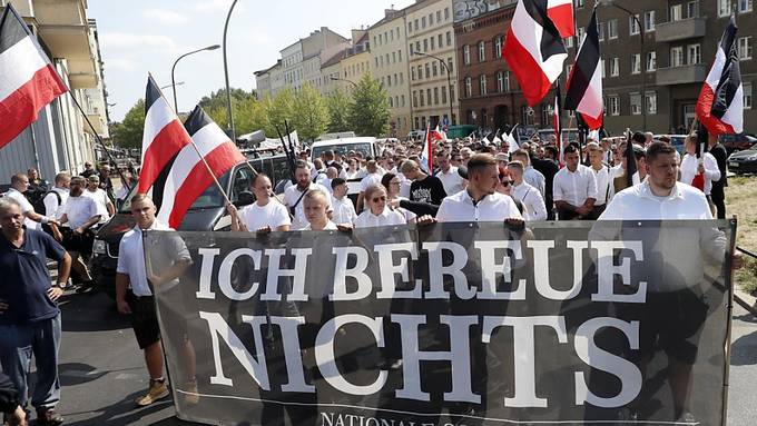 Stein- und Flaschenwürfe bei Protest gegen Neonazi-Aufmarsch