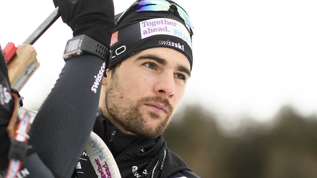 Der Schweizer Biathlet Mario Dolder schultert das Gewehr