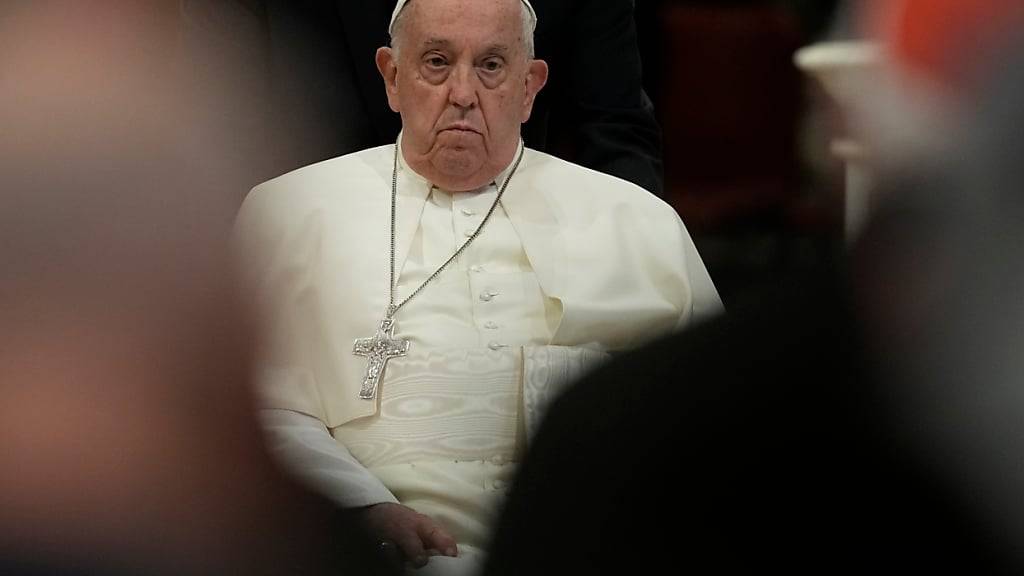 ARCHIV - Papst Franziskus nimmt an einem Friedensgebet in der Basilika Santa Maria Maggiore in Rom teil. Foto: Andrew Medichini/AP/dpa