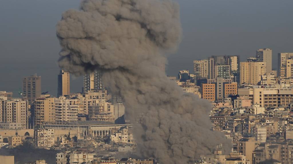 Nach einem israelischen Luftangriff in Dahieh, einem südlichen Vorort von Beirut, steigt Rauch zwischen Gebäuden auf. Foto: Hussein Malla/AP/dpa