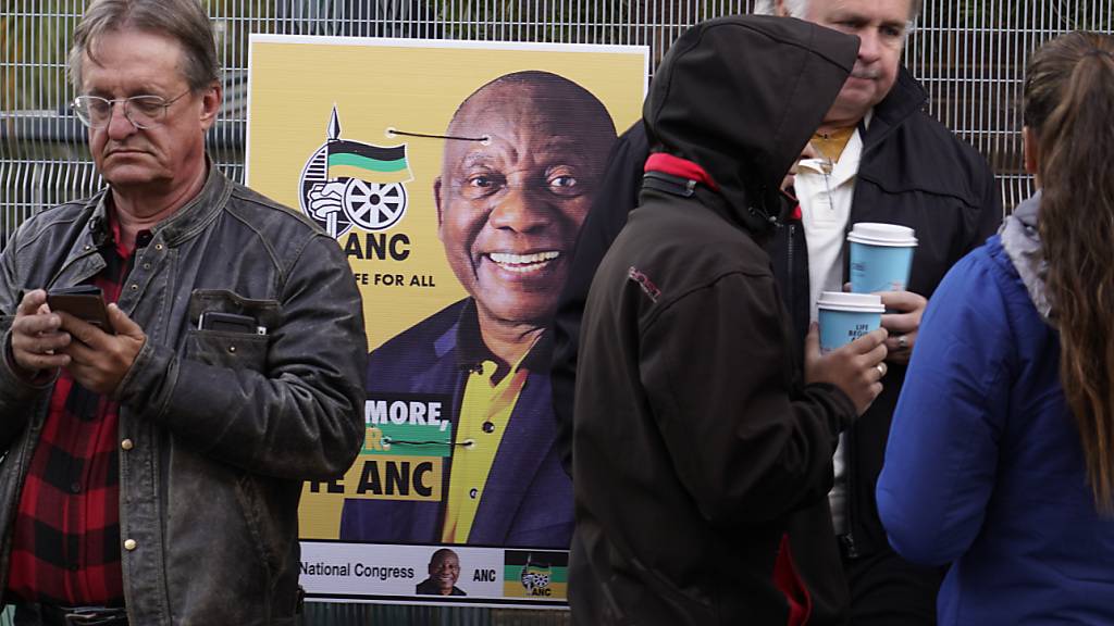 ARCHIV - Die Südafrikaner haben mit der Stimmabgabe in einer Wahl begonnen, die als die wichtigste seit 30 Jahren angesehen wird und die ihre junge Demokratie in unbekanntes Terrain führen könnte. Foto: Denis Farrell/AP/dpa