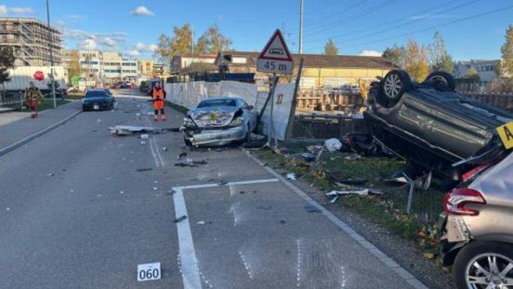 Der Lastwagen hinterliess an der Strasse in Buchs eine Schneise der Verwüstung.
