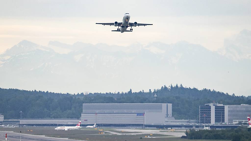 Der Zürcher Regierungsrat befürchtet Nachteile bei einem Nein zur Schweizer Beteiligung am Frontex-Ausbau, etwa bei der Kontrolle der Schengen-Aussengrenze am Flughafen Zürich. (Archivbild)