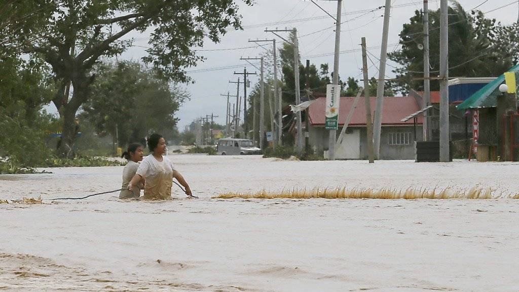 Dutzende philippinische Dörfer stehen nach dem Durchzug des Taifuns Koppu unter Wasser.