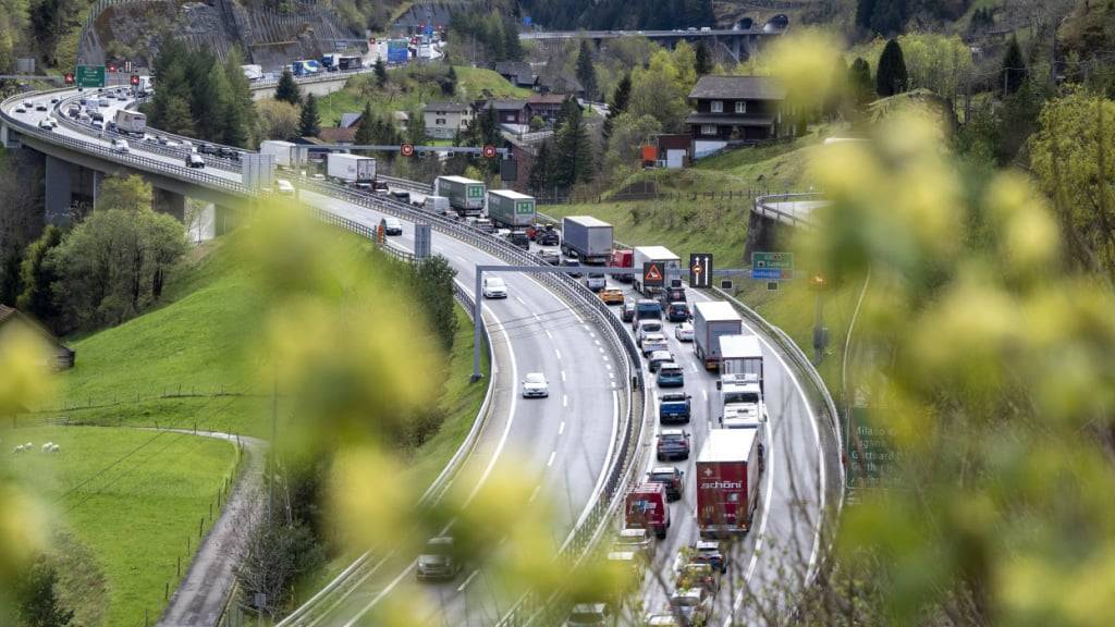 Staut sich der Verkehr auf Nord-Süd-Autobahnen, sollen Autofahrerinnen und Autofahrer nicht mehr auf Durchgangsstrassen ausweichen können. Das fordert der Nationalrat. (Archivbild)