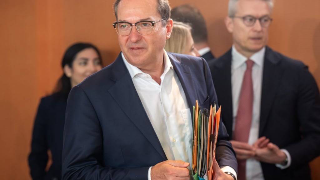Alexander Dobrindt (CSU), Bundesinnenminister, kommt zu Beginn der Sitzung des Bundeskabinetts im Kanzleramt. Foto: Michael Kappeler/dpa