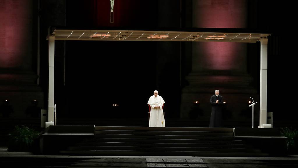 Papst Franziskus steht für den wichtigen Programmpunkt am Karfreitag, den Kreuzweg, auf dem leeren Platz vor dem Petersdom.