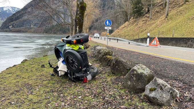 Zwei Personen bei Unfall mit Seitenwagen schwer verletzt