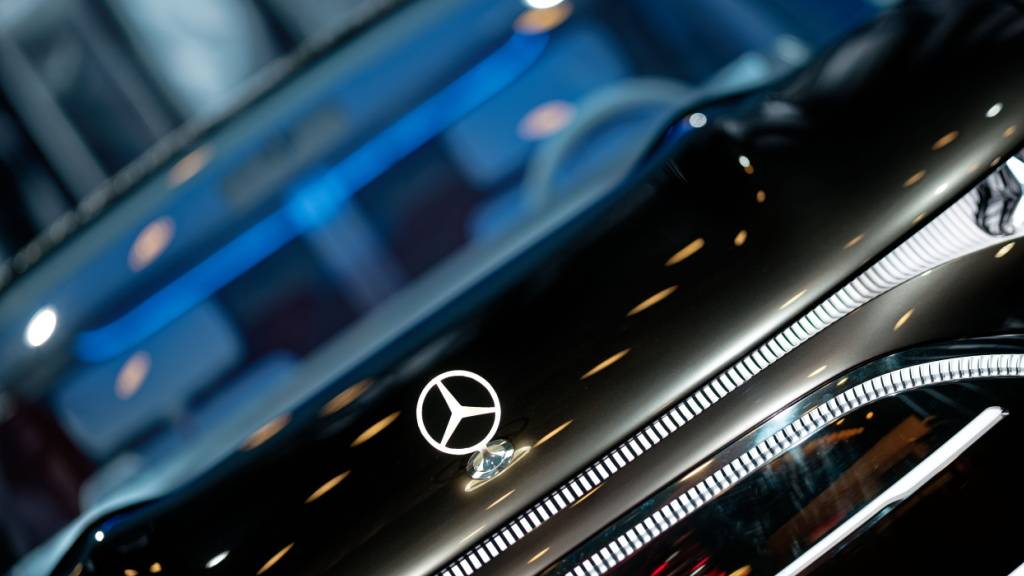 Der deutsche Autobauer Mercedes-Benz hat im Geschäftsjahr 2025 deutlich weniger Gewinn erzielt. Ein Sparprogramm soll den Konzern wieder profitabler machen.(Archivbild)