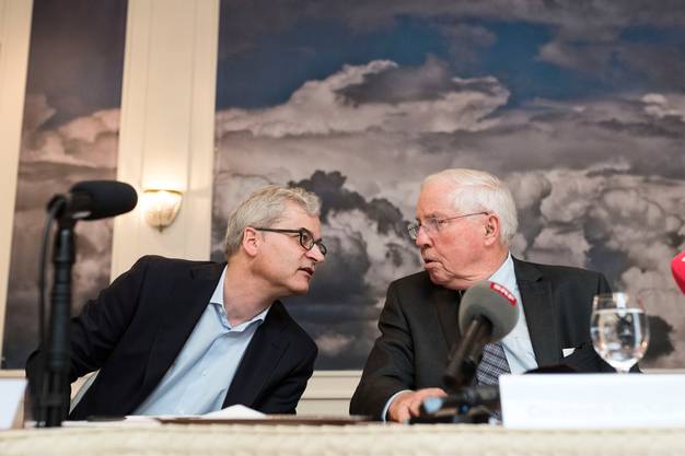 Markus Somm and Christoph Blocher in March 2018 when they announced the sale of the “Basler Zeitung” to Tamedia.  Blocher says he's not in the picture for Somm's new media project.