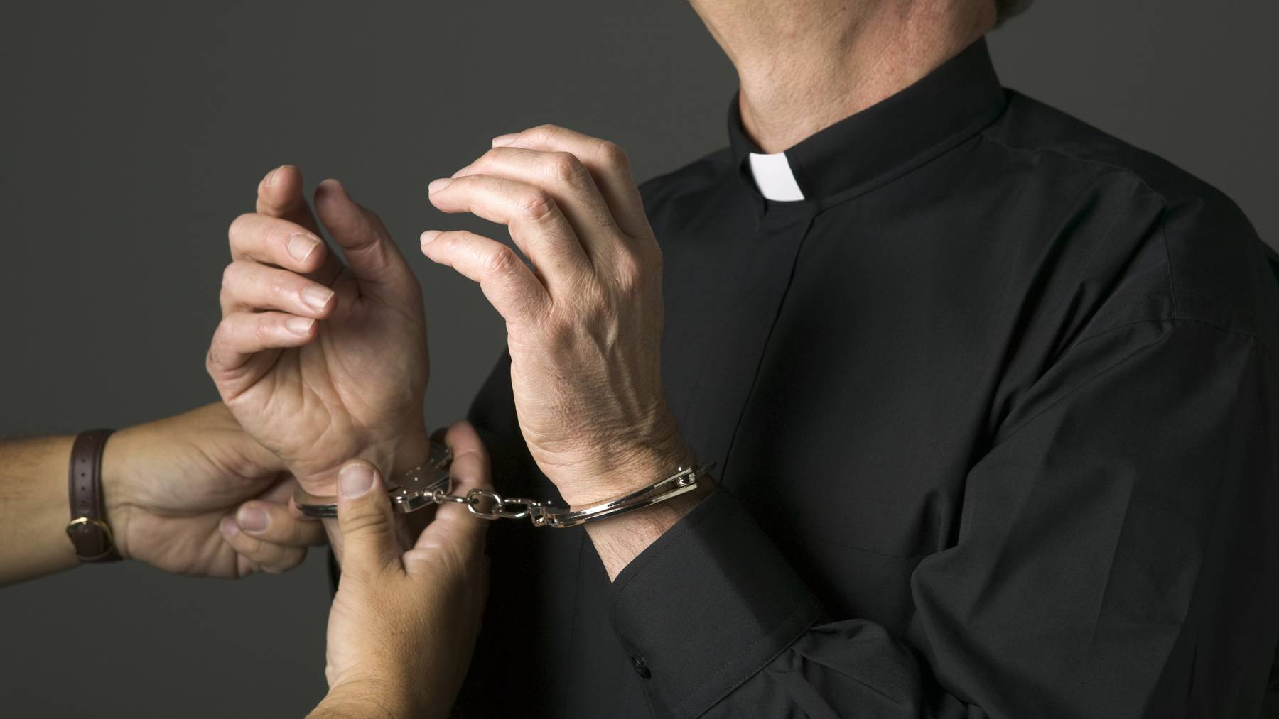 Der ehemalige Pfarrer wird wegen Betrug, Urkundenfälschung und Veruntreuung angeklagt. (Symbolbild)