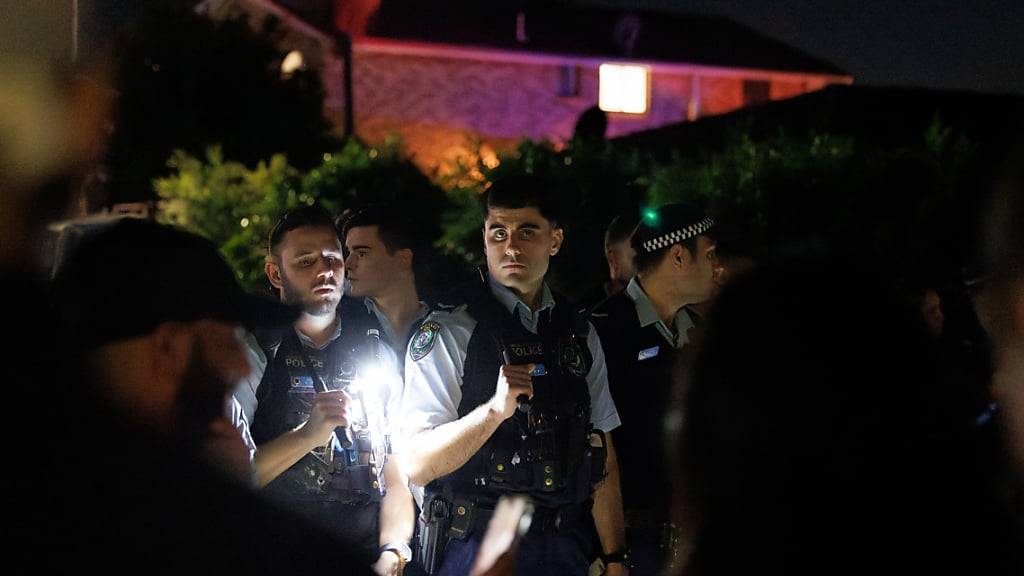 Polizisten vor der Christ The Good Shepherd Kirche. Foto: Paul Braven/AAP/dpa