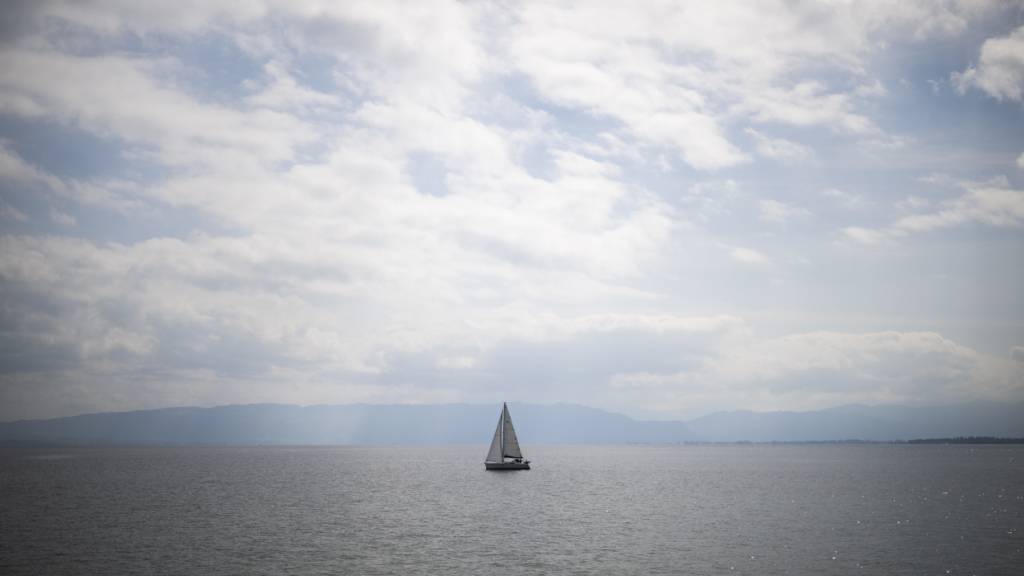 Ein Segelboot wurde im Oktober 2025 auf dem Bodensee von einem Motorboot gerammt. (Symbolbild)