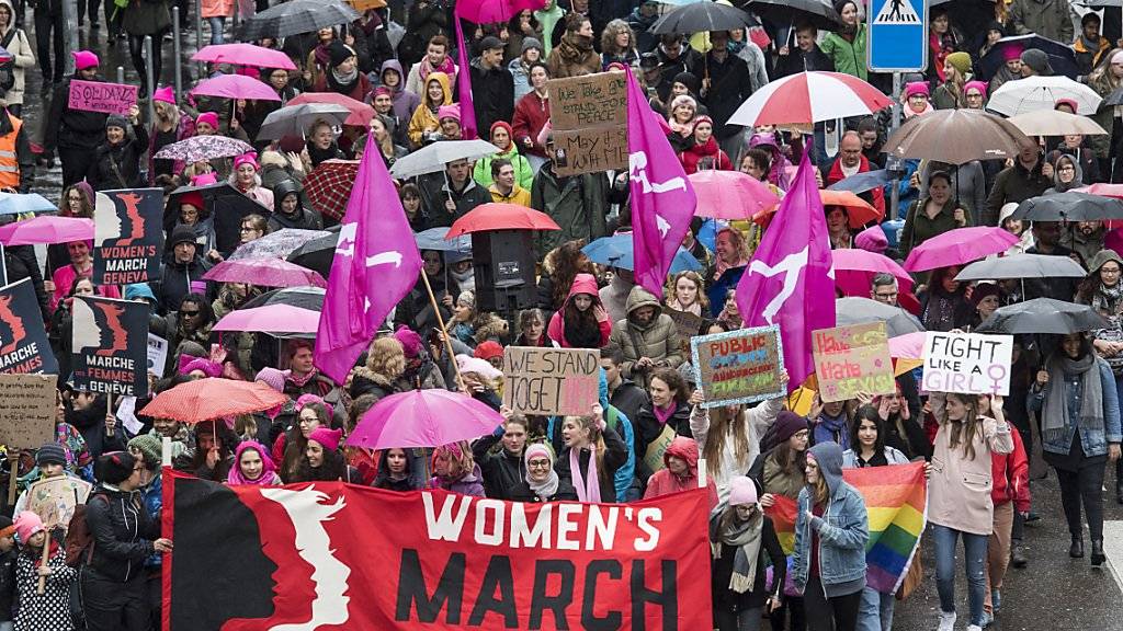 Pink, Violett und Rosa: Über 10'000 Demonstrantinnen und Demonstranten nahmen am Frauenmarsch in Zürich teil. (KEYSTONE/Ennio Leanza)