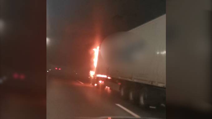 Lastwagen brennt – Tunnel gesperrt