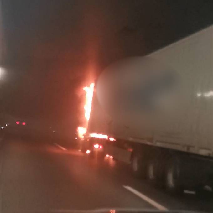 Lastwagen brennt – Tunnel gesperrt