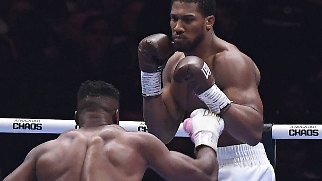 Anthony Joshua (rechts) lässt Francis Ngannou keine Chance