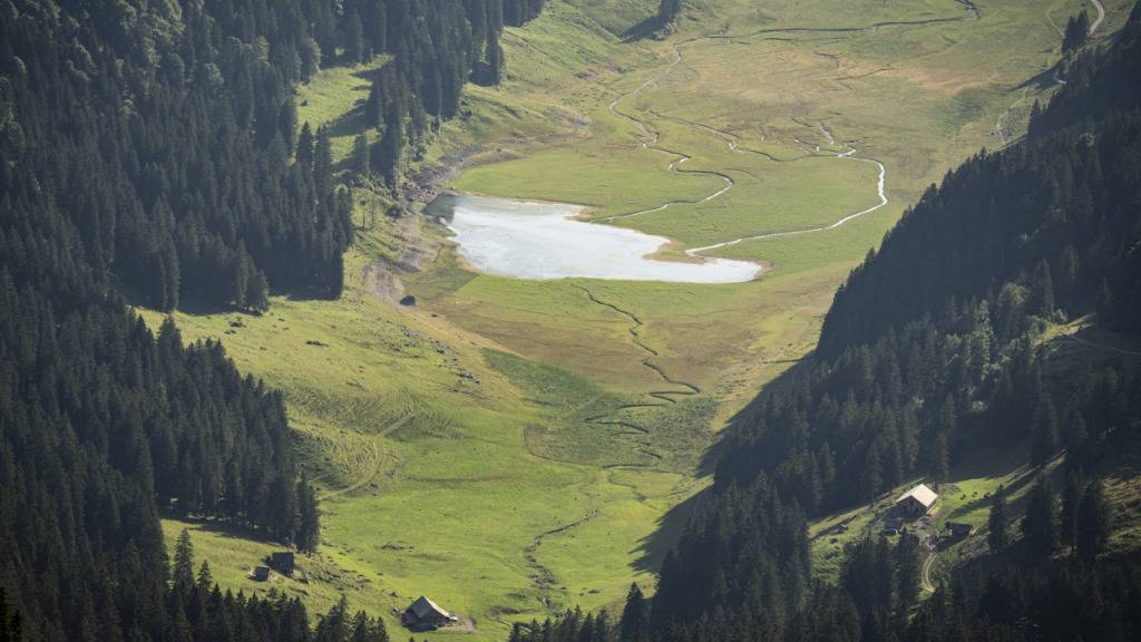Der beinahe ausgetrocknete Sämtisersee im Sommer 2026. (Archivbild)