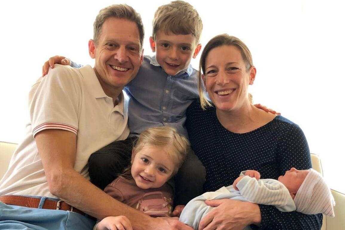 Nicola Spirig mit Ehemann Reto Hug, Söhnchen Yannis, Töchterchen Malea (unten), und Alexis, der im letzten April zur Welt kam.
