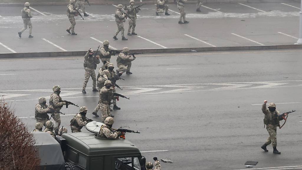 Das Bild der russischen Staatsagentur Tass zeigt Sicherheitskräfte die bei einer sogenannten Antiterroroperation eingesetzt sind, um Massenunruhen zu beenden. Foto: Valery Sharifulin/TASS/dpa