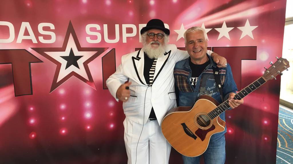 Schauli und Gitarrist George haben's geschafft. Sie sichern sich einen Auftritt bei «Das Supertalent». (Bild: Facebook/zVg)