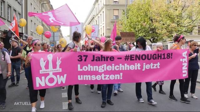 „Enough 2018“ — Frauen demonstrieren für Gleichberechtigung