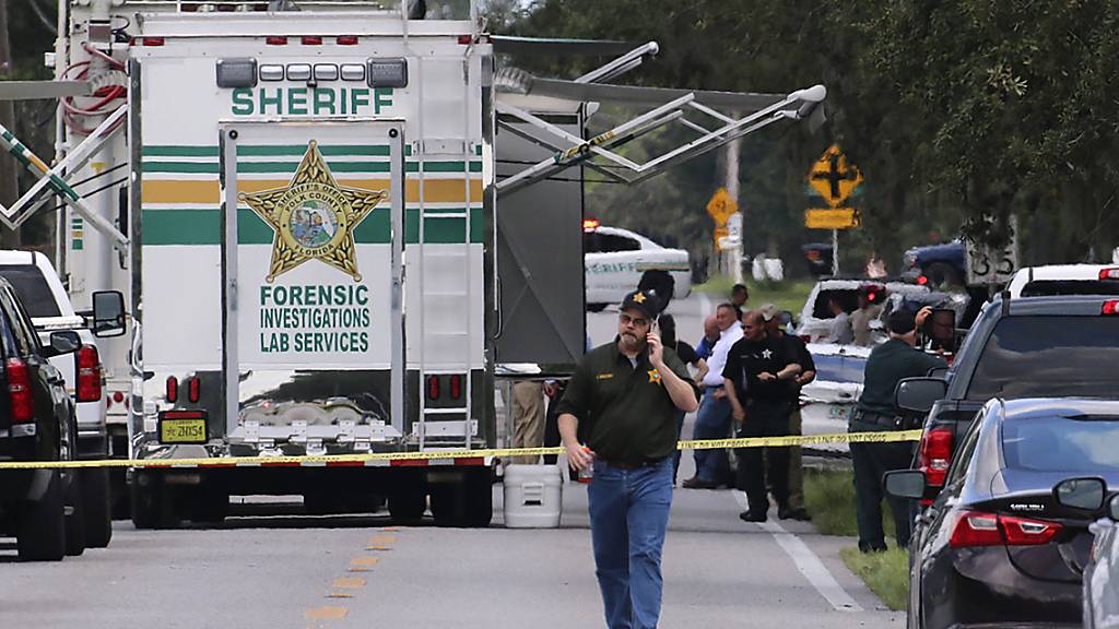 Beamte des Sheriffs von Polk County (Florida) arbeiten am Tatort einer Schießerei mit mehreren Toten. Foto: Michael Wilson/The Lakeland Ledger via AP/dpa