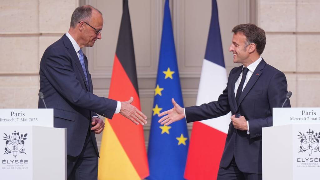Der französische Präsident Emmanuel Macron (rechts) gibt dem deutschen Bundeskanzler Friedrich Merz (CDU) die Hand nach einer Pressekonferenz in Paris. Foto: Michael Kappeler/dpa