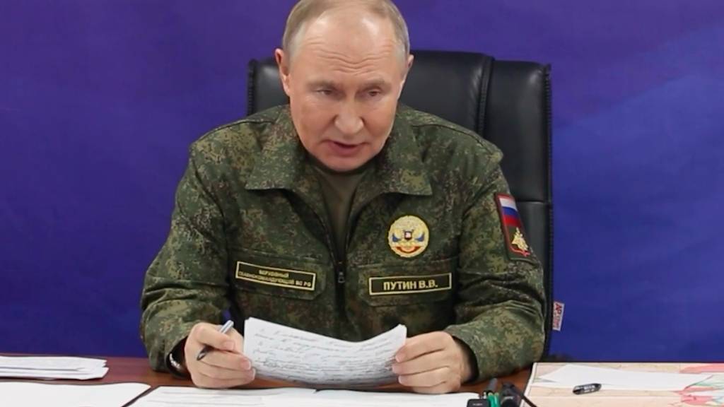 HANDOUT - Der russische Präsident Wladimir Putin beim Besuch eines Kommandopostens der Streitkräfte (Archivbild). Foto: Uncredited/Russian Presidential Press Office/dpa