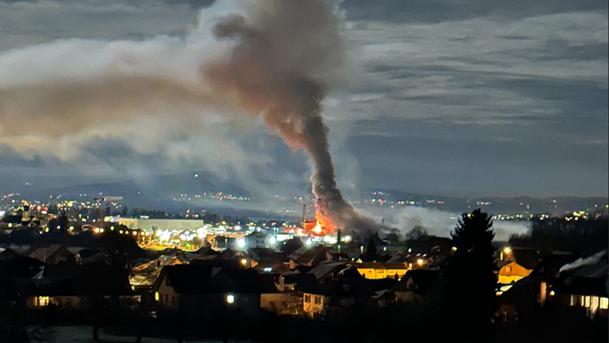 Industriegebäude in Galgenen brennt – niemand verletzt