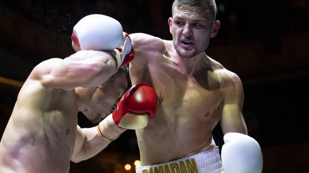 Ramadan Hiseni im März 2024 bei einem Kampf im Berner Stadttheater