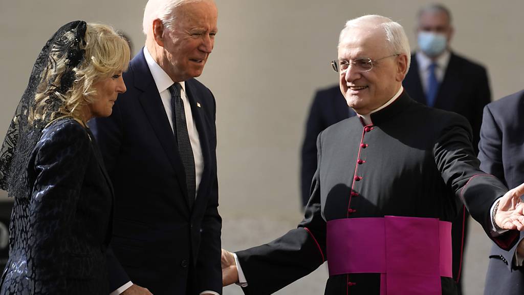 US-Präsident Joe Biden und First Lady Jill Biden werden vom Leiter des Päpstlichen Hauses Leonardo Sapienza (r) im Vatikan empfangen. Foto: Andrew Medichini/AP/dpa