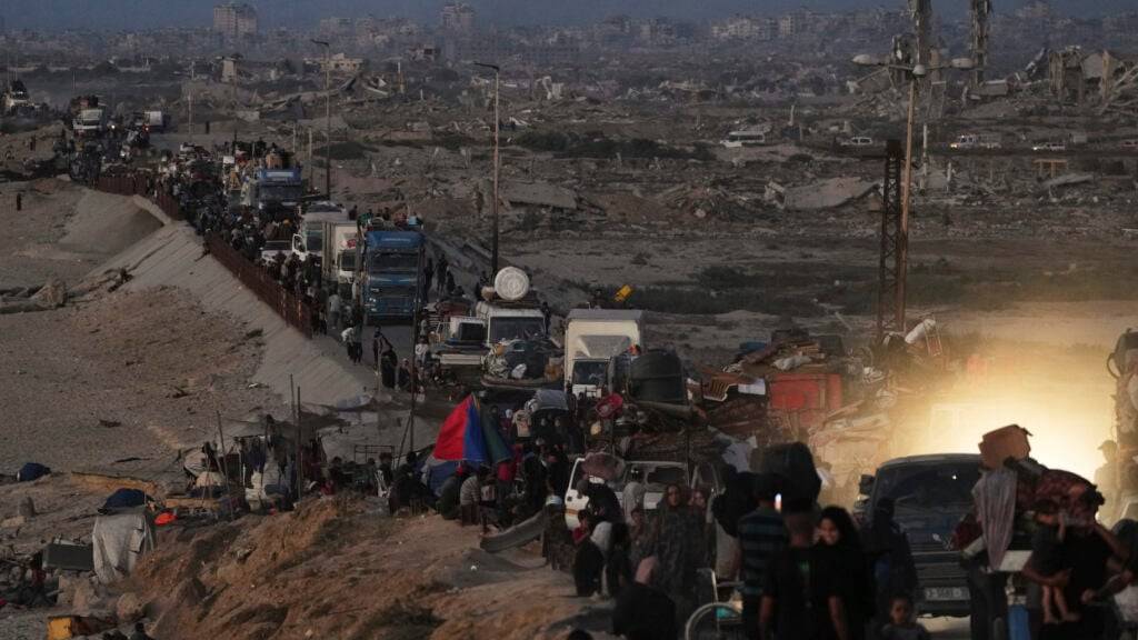 dpatopbilder - Vertriebene Palästinenser fliehen aus dem nördlichen Gazastreifen entlang der Küstenstraße in Richtung Süden, als Israel eine erweiterte Operation in Gaza-Stadt ankündigt. Foto: Abdel Kareem Hana/AP/dpa