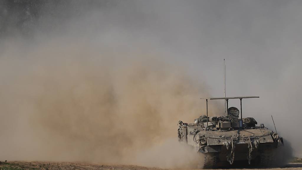 Ein Fahrzeug der israelischen Armee ist in der Nähe der Grenze zum Gazastreifen im Süden Israels zu sehen. Foto: Tsafrir Abayov/AP/dpa