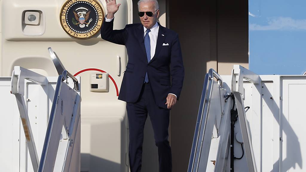 Joe Biden kommt auf dem Flughafen in Vilnius an. Foto: Mindaugas Kulbis/AP/dpa