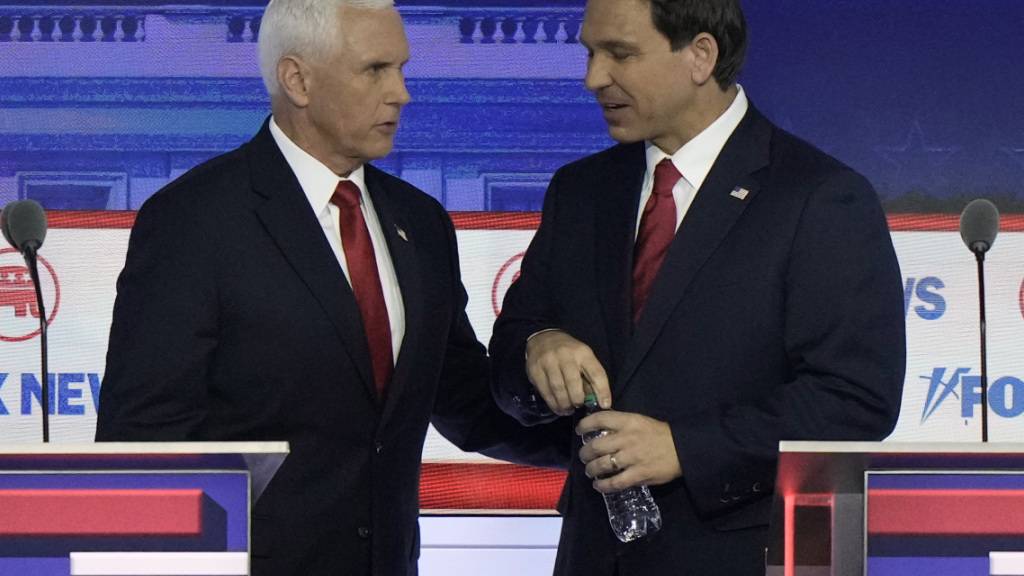 Mike Pence (l) und Ron DeSantis nehmen an der ersten TV-Runde der Republikaner teil. Foto: Morry Gash/AP