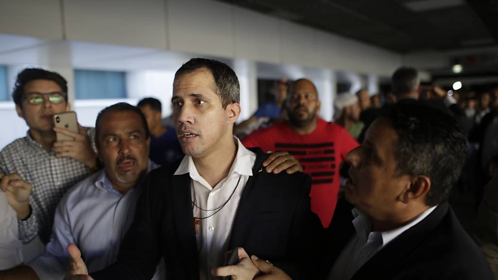 ARCHIV - Juan Guaido (M), selbst ernannter Übergangspräsident von Venezuela, kommt am Flughafen in Caracas an. Foto: Rafael Hernandez/dpa