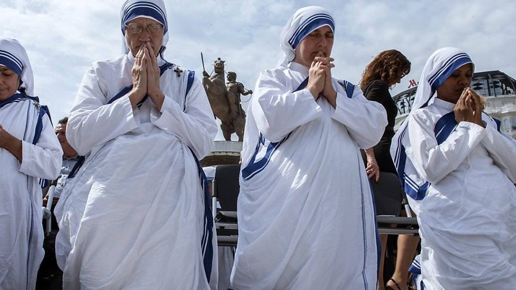 An der Messe in Skopje nahmen auch Nonnen aus Mutter Teresas Orden teil.