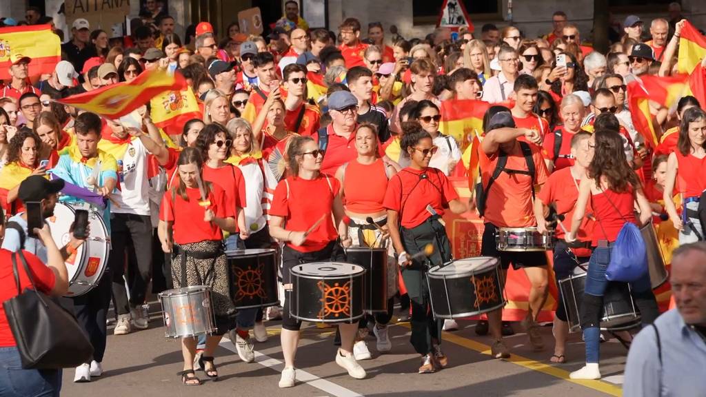 Letztes EM-Spiel in Zürich: Hunderte Fans trommeln und singen noch einmal in der Stadt