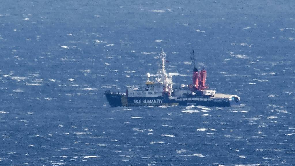 Das von der SOS Humanity, einer Organisation aus Deutschland, betriebene Rettungsschiff SOS Humanity 1 ist auf See vor der Küste zu sehen. Foto: Salvatore Cavalli/AP/dpa