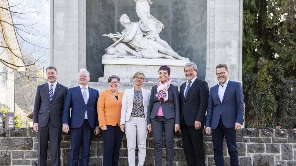 Fast der gesamte Nidwaldner Regierungsrat stellt sich 2026 der Wiederwahl. Nur Res Schmid (SVP, zweiter von rechts) tritt nicht mehr an. (Archivbild)