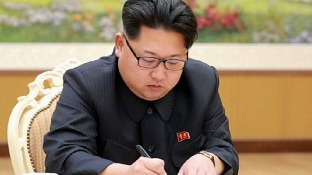 Der nordkoreanische Machthaber Kim Jong Un unterzeichnet die Anordnung zum Test der Wasserstoffbombe.