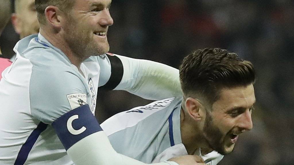 Englands Captain Wayne Rooney gratuliert Adam Lallana zu seinem 2:0-Treffer gegen Schottland