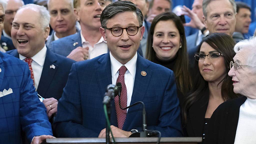 dpatopbilder - Mike Johnson, Abgeordneter der Republikaner aus Louisiana, spricht nach seiner Nominierunug zum neuesten Kandidaten der Republikaner für das Amt des Sprechers des Repräsentantenhauses. Der frühere US-Präsident Donald Trump hat sich hinter den neuen Kandidaten der Republikaner für den Vorsitz im Repräsentantenhaus gestellt. Foto: Jose Luis Magana/AP/dpa