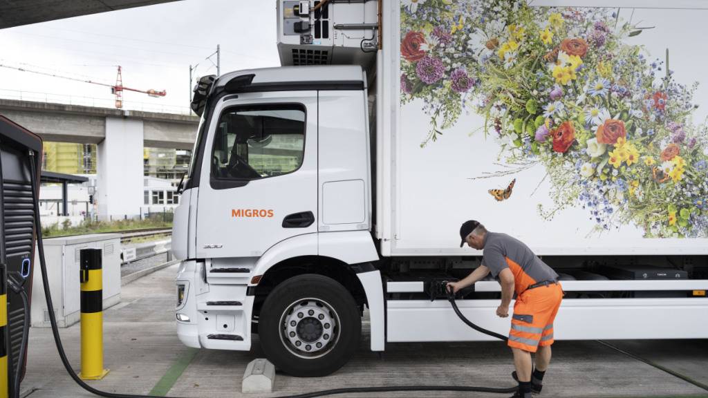 Künftig sollen auch Elektro-Lastwagen die Leistungsabhängige Schwerverkehrsabgabe (LSVA) bezahlen müssen. Der Nationalrat ist damit einverstanden. (Archivbild)