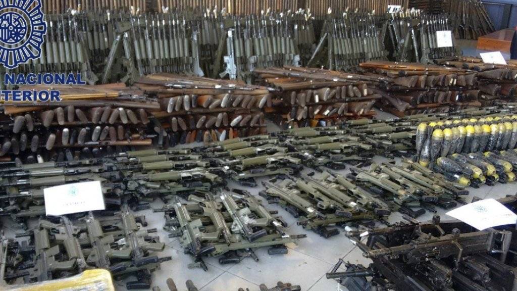 Die spanische Polizei präsentiert tausende Waffen, die sie im Rahmen einer Aktion gegen Waffenschmuggler beschlagnahmt hat.