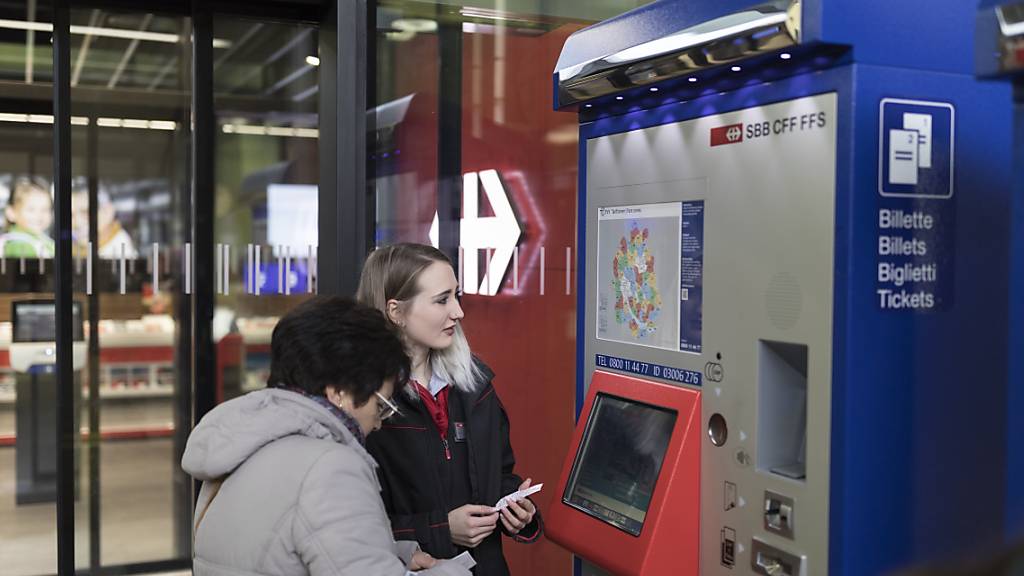 Eine Kundin am Ticket-Schalter im Bahnhof Oerlikon in Zürich. (Archivbild)